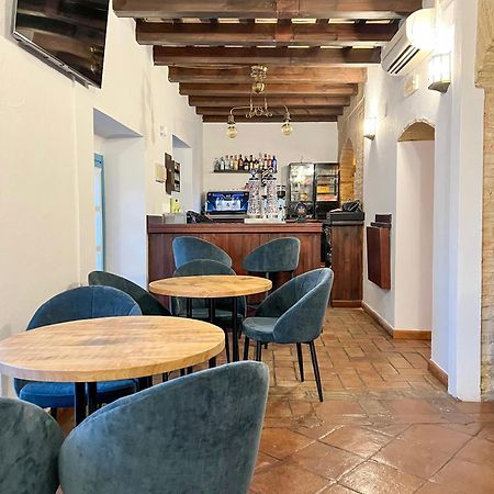 Hostal Servilia Καρμόνα Εξωτερικό φωτογραφία