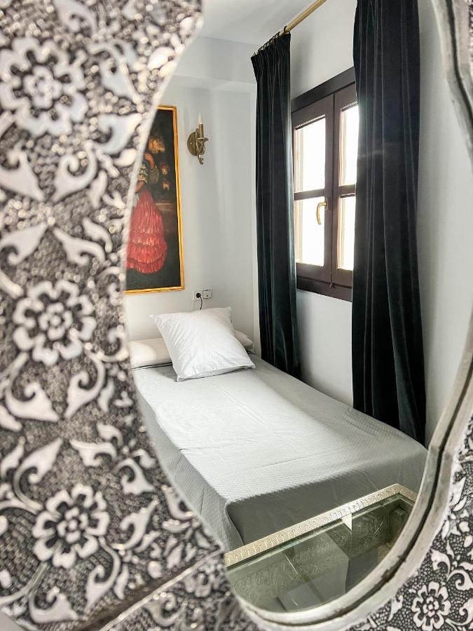 Hostal Servilia Καρμόνα Εξωτερικό φωτογραφία