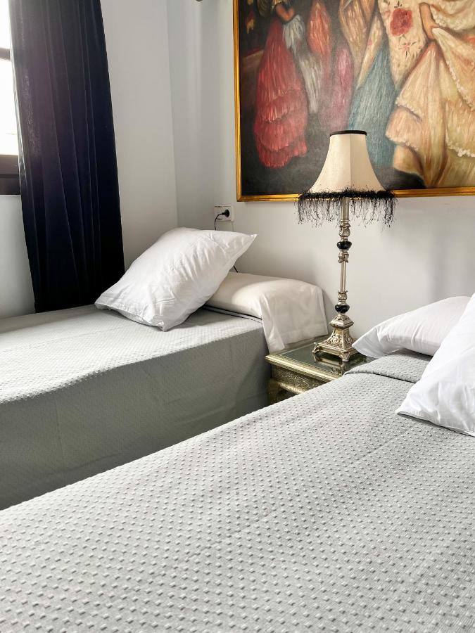 Hostal Servilia Καρμόνα Εξωτερικό φωτογραφία