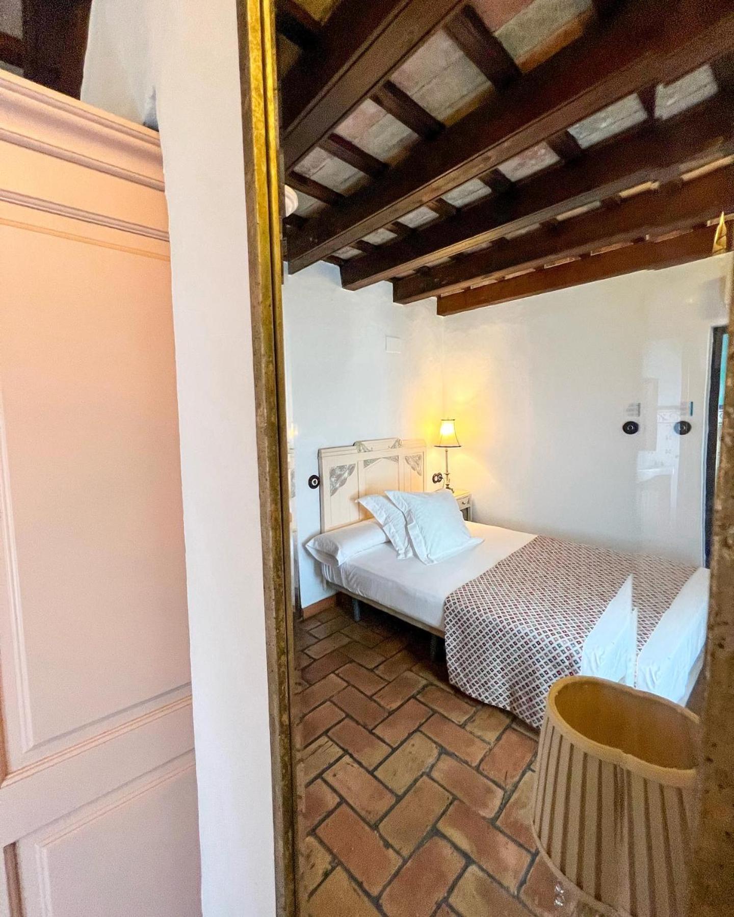 Hostal Servilia Καρμόνα Εξωτερικό φωτογραφία