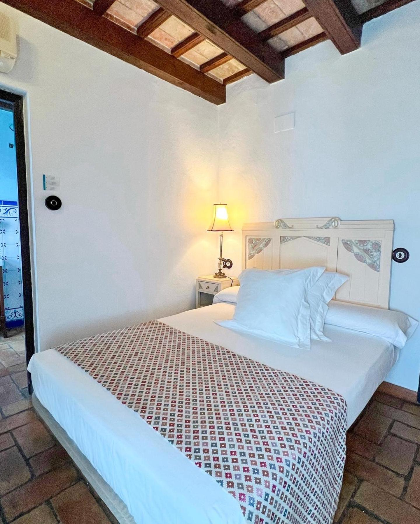 Hostal Servilia Καρμόνα Εξωτερικό φωτογραφία
