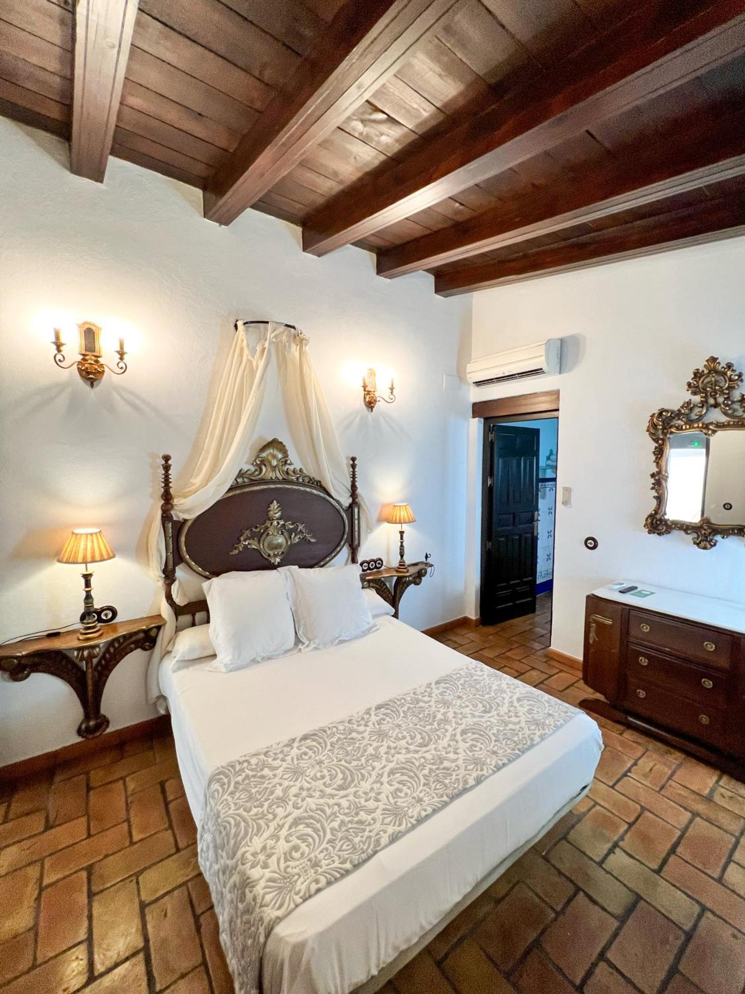 Hostal Servilia Καρμόνα Εξωτερικό φωτογραφία