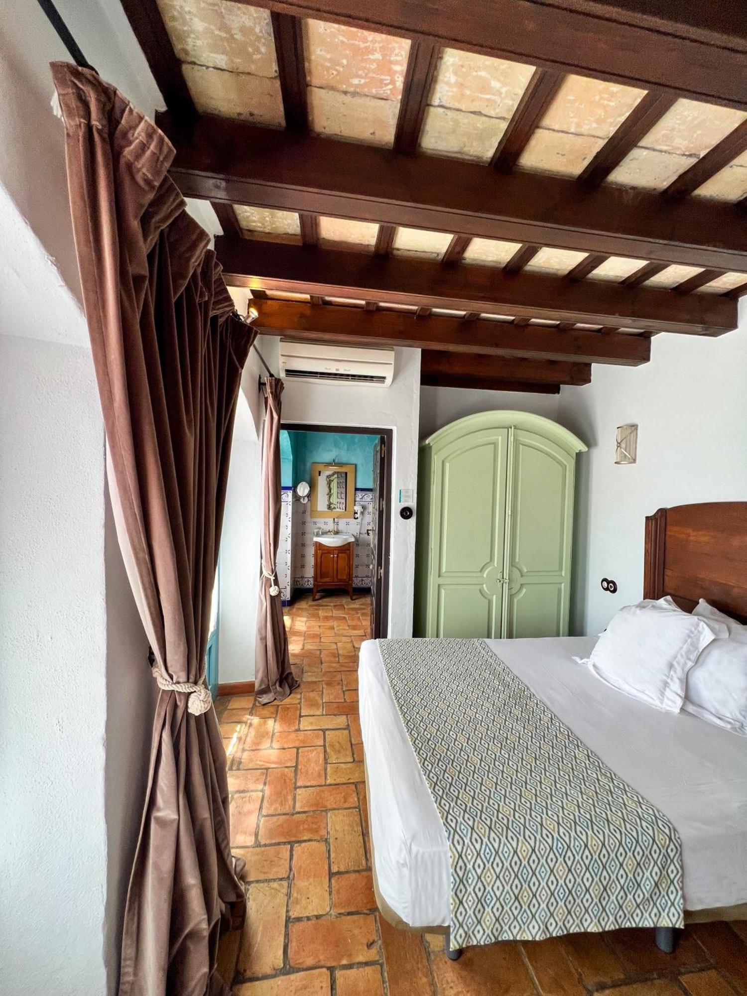 Hostal Servilia Καρμόνα Εξωτερικό φωτογραφία