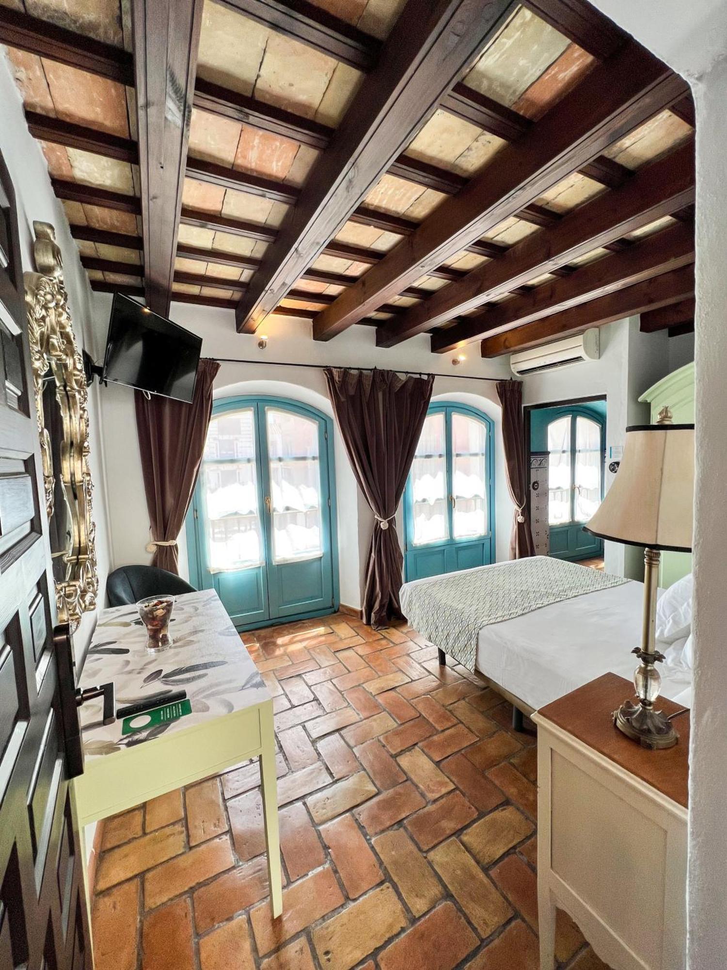 Hostal Servilia Καρμόνα Εξωτερικό φωτογραφία