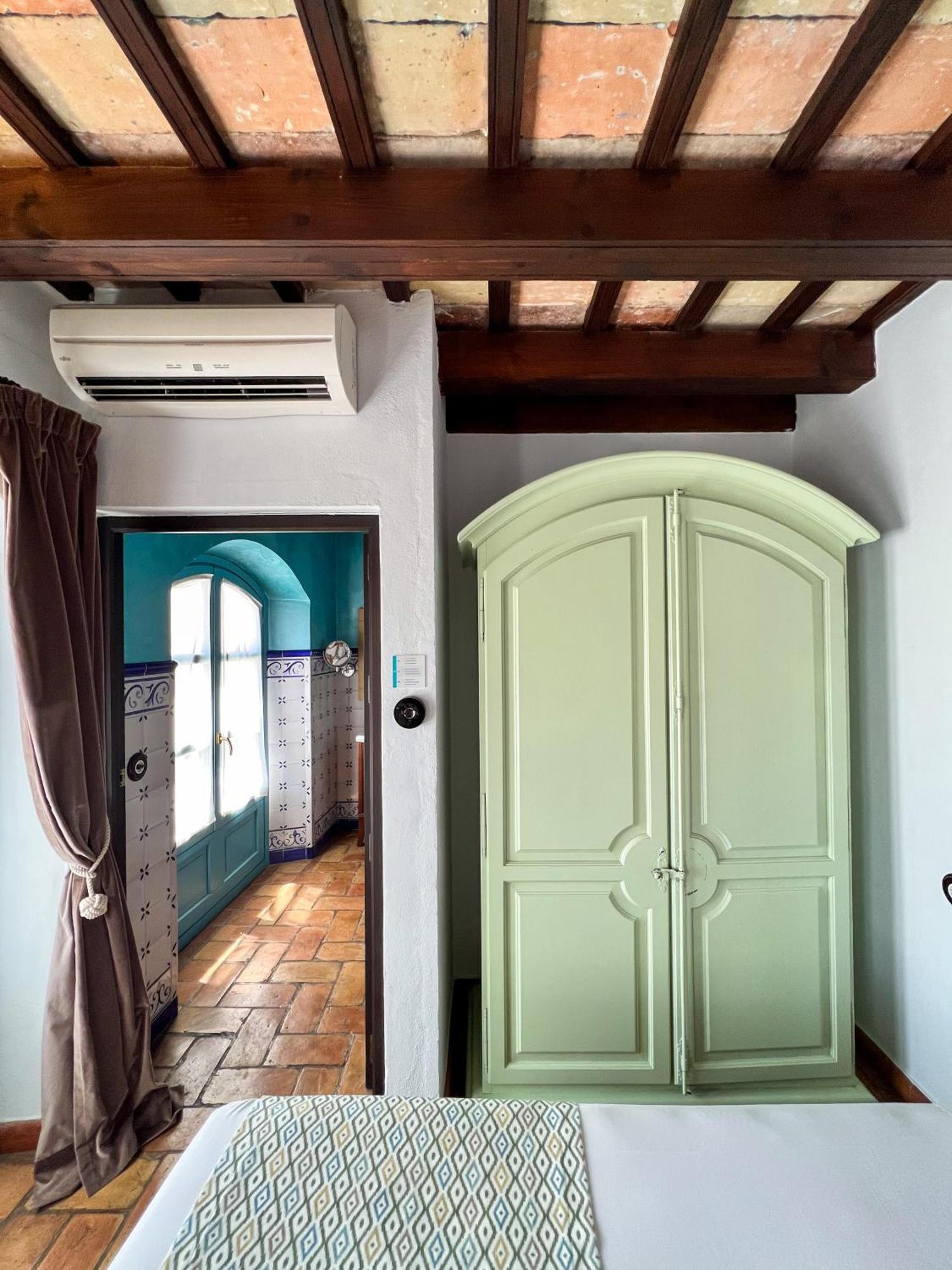 Hostal Servilia Καρμόνα Εξωτερικό φωτογραφία