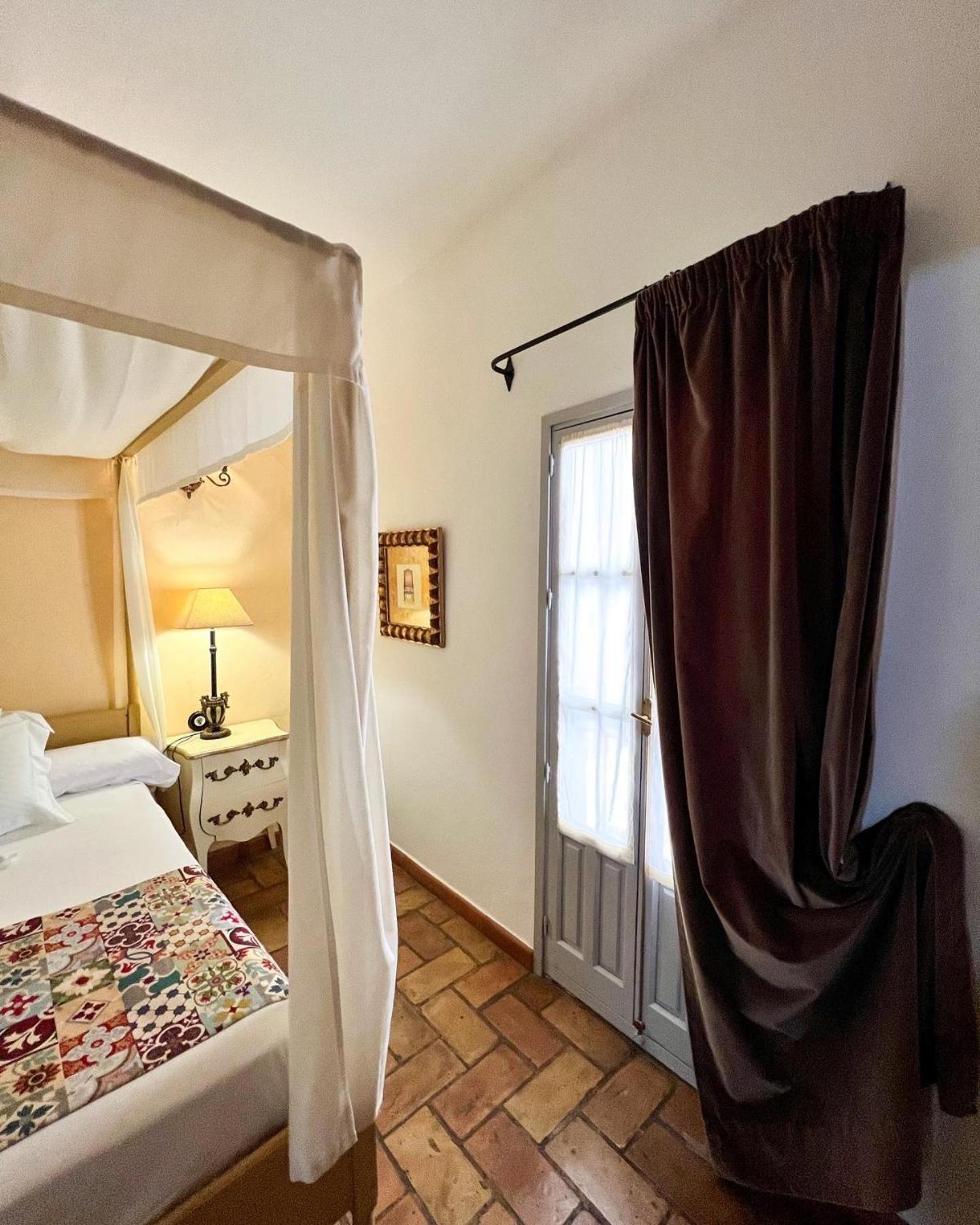 Hostal Servilia Καρμόνα Εξωτερικό φωτογραφία