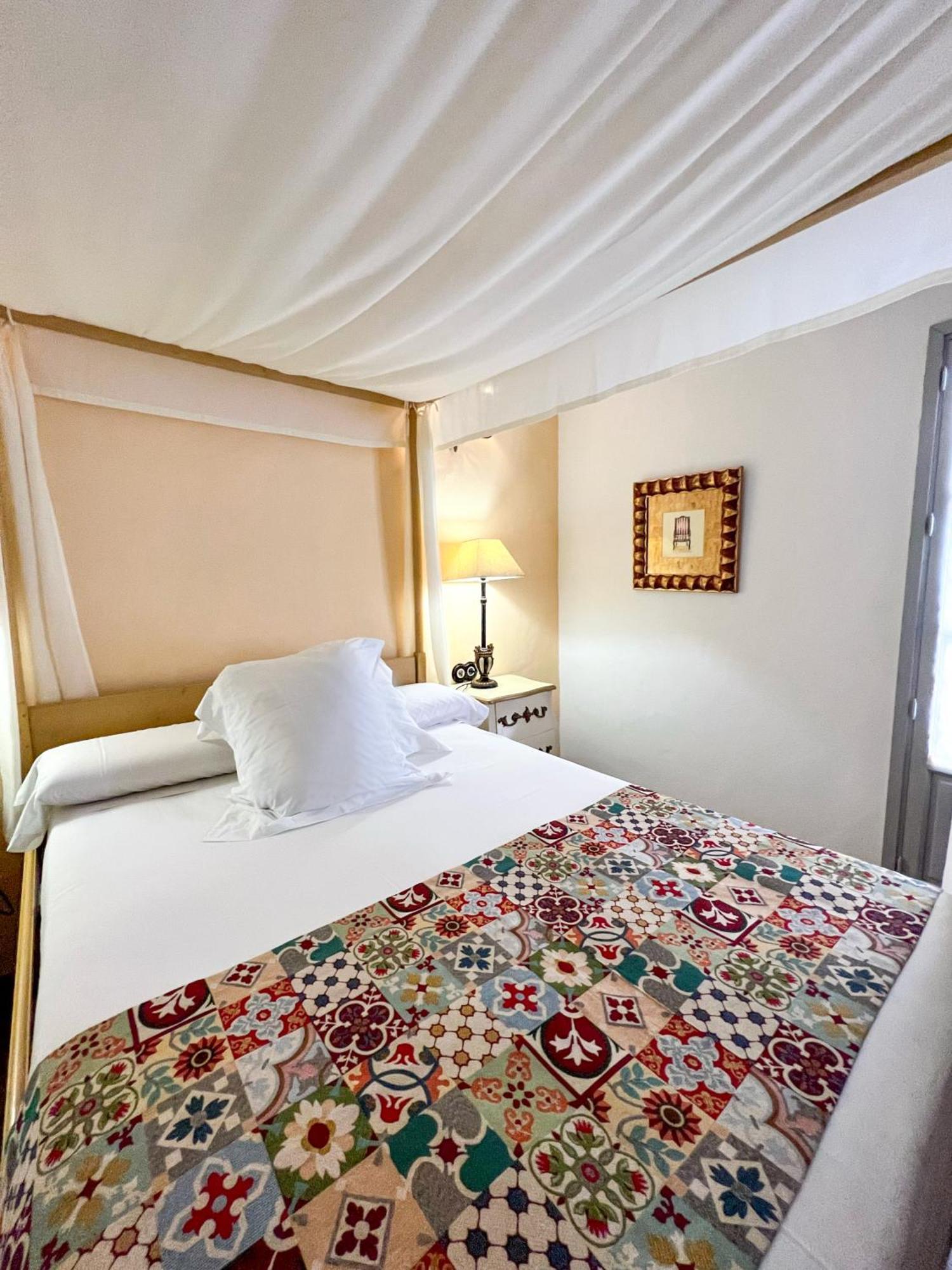Hostal Servilia Καρμόνα Εξωτερικό φωτογραφία