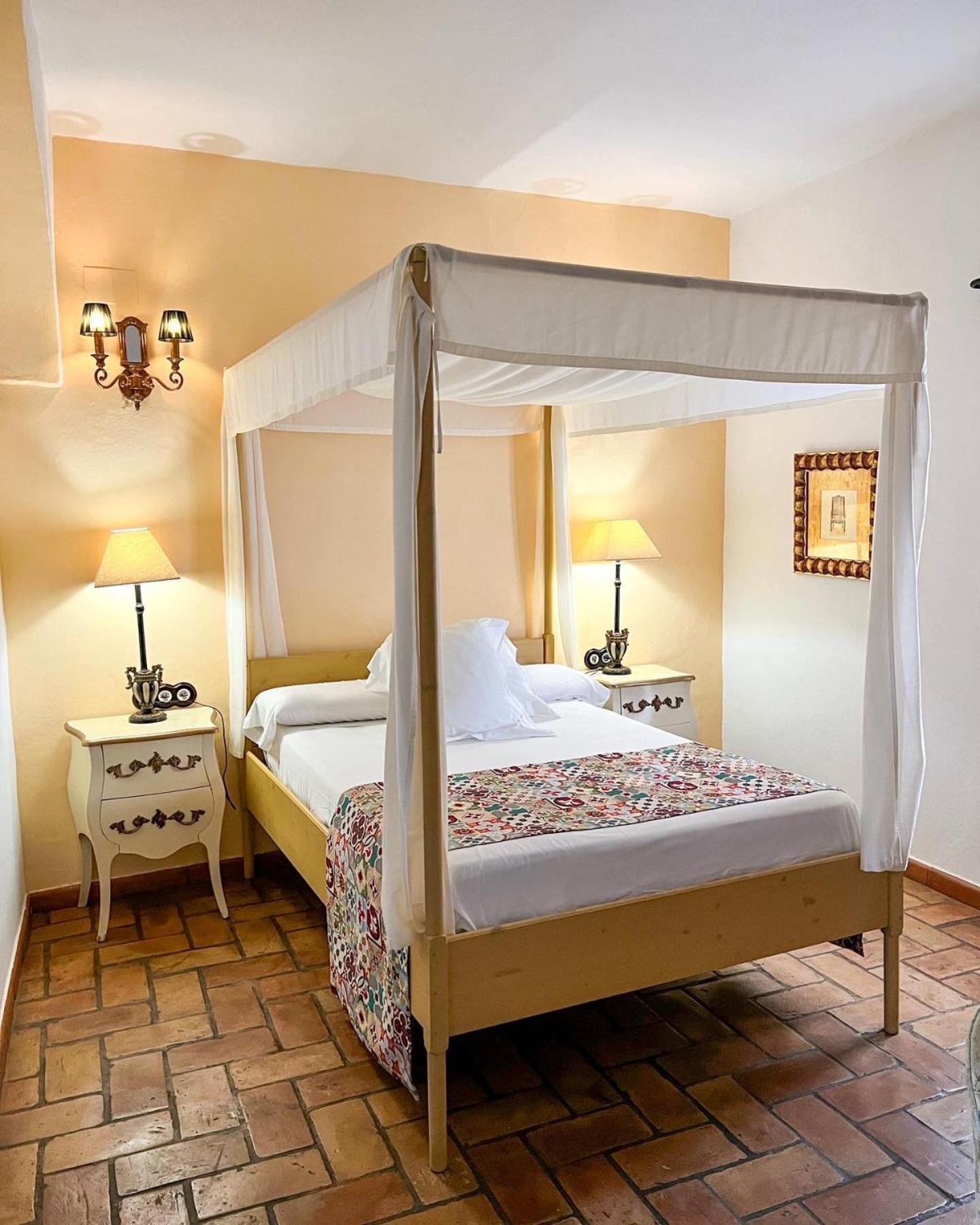 Hostal Servilia Καρμόνα Εξωτερικό φωτογραφία