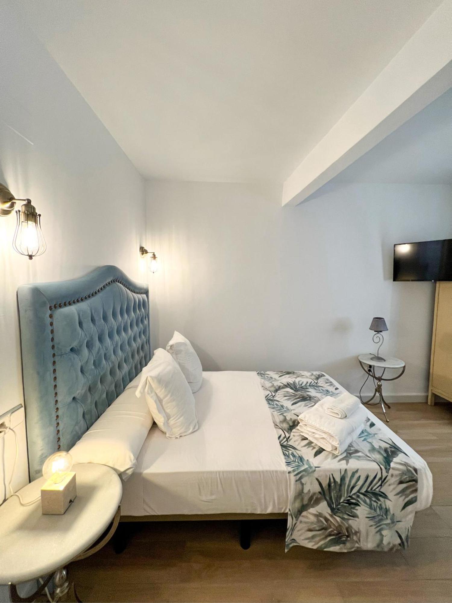 Hostal Servilia Καρμόνα Εξωτερικό φωτογραφία
